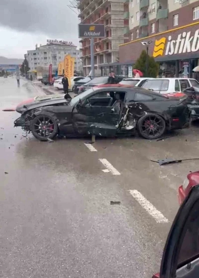 Elazığ&rsquo;da otomobil park halindeki 4 araca &ccedil;arptı
