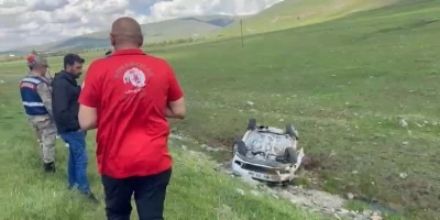 Elazığ&rsquo;da otomobil şarampole devrildi: 3 yaralı

