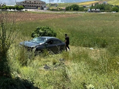Elazığ&rsquo;da otomobil tarlaya u&ccedil;tu: 3 yaralı
