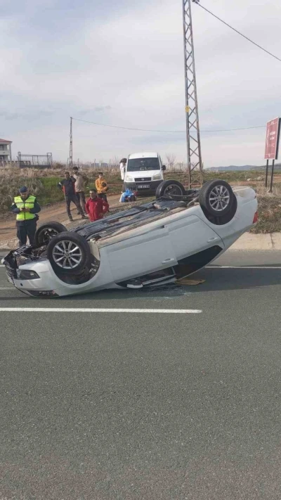 Elazığ&rsquo;da otomobil ters d&ouml;nd&uuml;: 2 yaralı
