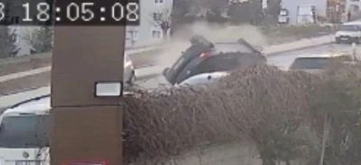 Elazığ&rsquo;da otomobilin ters d&ouml;nd&uuml;ğ&uuml; kazanın g&ouml;r&uuml;nt&uuml;leri ortaya &ccedil;ıktı
