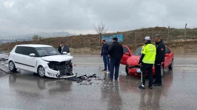 Elazığ&rsquo;da otomobiller &ccedil;arpıştı: 3 yaralı
