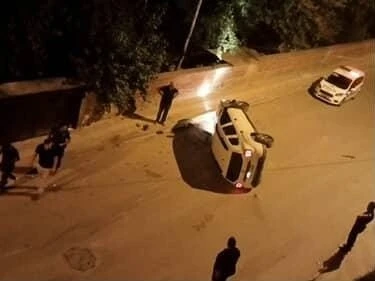 Elazığ’da park halinde araçlara çarpan otomobil devrildi: 1 yaralı
