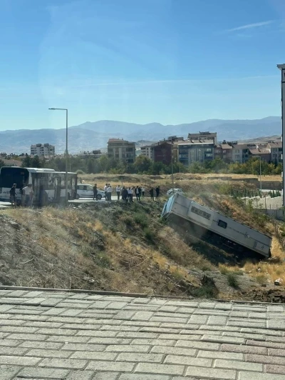 Elazığ’da park halindeki otobüs şarampole yuvarlandı
