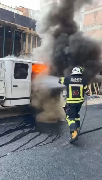 Elazığ’da park halindeki pikap yandı
