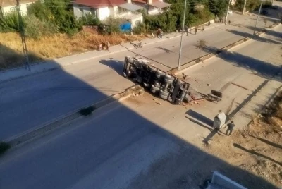 Elazığ’da refüje çarpan tır devrildi
