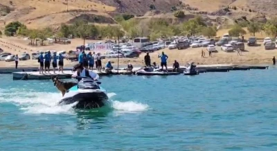 Elazığ’da sahibiyle jet ski turu atan köpek gülümsetti
