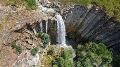 Elazığ&rsquo;da saklı doğa harikası: Nişankaya Şelalesi ve doğal kanyon
