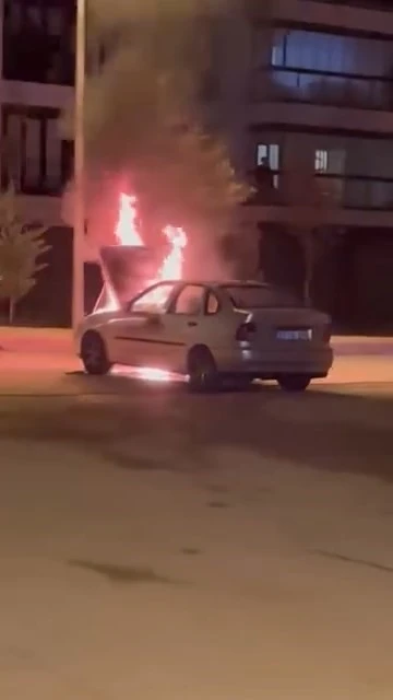 Elazığ’da seyir halindeki otomobil alev aldı
