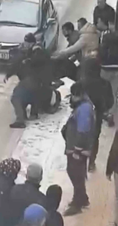 Elazığ&rsquo;da sokak ortasında tekme tokat kavga: O anlar kamerada

