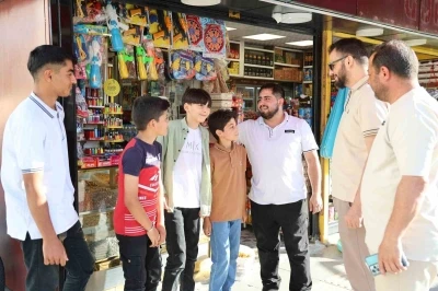 Elazığ&rsquo;da suyun parasını boş kovaya bırakıp kameraya el sallayan &ccedil;ocuklar o anları anlattı
