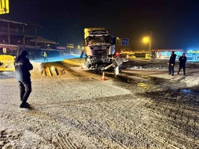 Elazığ&rsquo;da tır kavşaktaki ref&uuml;je &ccedil;ıktı:  1 yaralı
