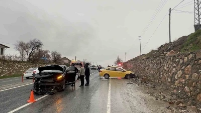 Elazığ&rsquo;da trafik kazası: 2 yaralı
