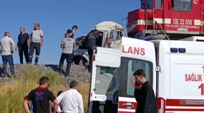 Elazığ’da tren kamyonete çarptı: 1 yaralı
