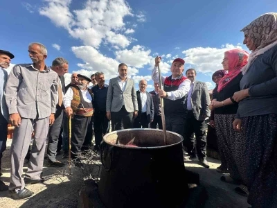 Elazığ’da Vali Hatipoğlu orcik yaptı, kadınlardan &quot;Öyle karıştırılmaz&quot; itirazı geldi
