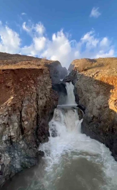 Elazığ&rsquo;da yağışlar sonrası şelale coştu

