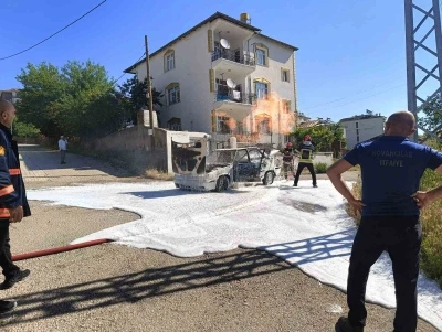 Elazığ&rsquo;da yanan ara&ccedil; k&uuml;le d&ouml;nd&uuml;
