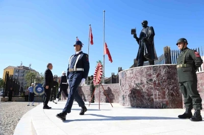 Elazığ’da Zafer Bayramı kutlamaları çelenk sunumu ile başladı
