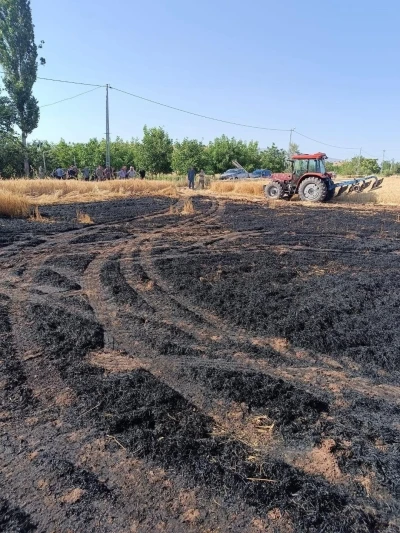 Elazığ&rsquo;daki ekili tarlada &ccedil;ıkan yangın ekiplerce s&ouml;nd&uuml;r&uuml;ld&uuml;
