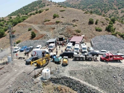 Elazığ’daki göçükte çalışmalar 4 saattir sürüyor: maden ocağı dron ile görüntülendi
