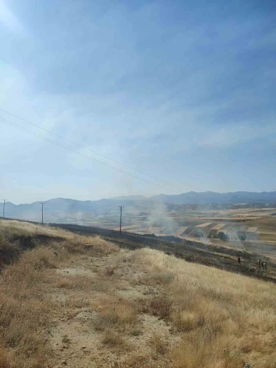 Elazığ&rsquo;daki yangında 40 d&ouml;n&uuml;ml&uuml;k arpa k&uuml;le d&ouml;nd&uuml;
