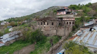 Elazığ&rsquo;ın 5 asırlık mirası Nihat Bey Konağı bahar renklerine b&uuml;r&uuml;nd&uuml;
