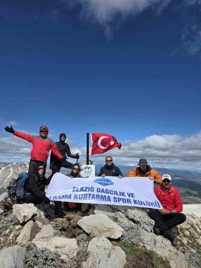 Elazığ&rsquo;ın en y&uuml;ksek zirvesinde anlamlı 19 Mayıs tırmanışı
