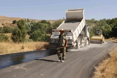 Elazığ’ın köylerinde asfaltlama çalışmaları sürüyor
