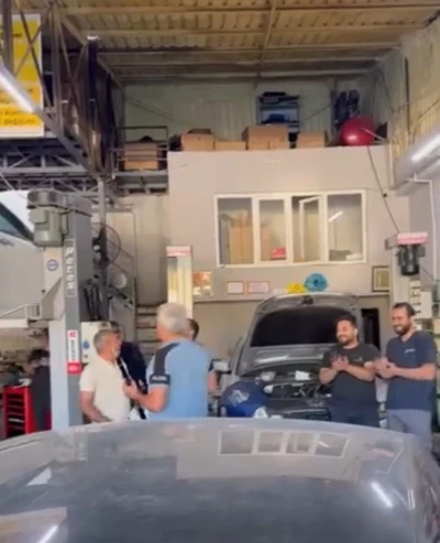 Elazığ Oto Sanayisi’nde renkli anlar: Davul zurnayla aracını teslim aldı
