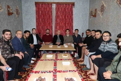 Elazığ Valisi Hatipoğlu, iftarda gen&ccedil;lerle buluştu
