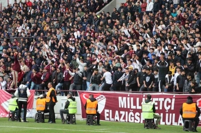 Elazığspor taraftarından polislere &ccedil;i&ccedil;ek
