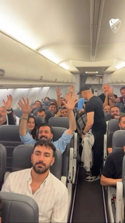 Elazığspor ve taraftarlar galibiyeti uçakta kutladı
