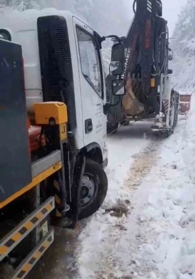 Elektrik arızası i&ccedil;in gittikleri k&ouml;yde mahsur kaldılar
