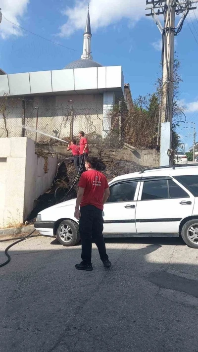 Elektrik direğinde kısa devre yangına sebep oldu
