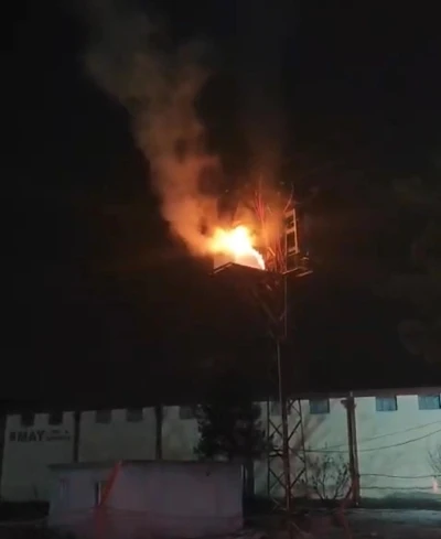 Elektrik direğindeki pano alev alev yandı

