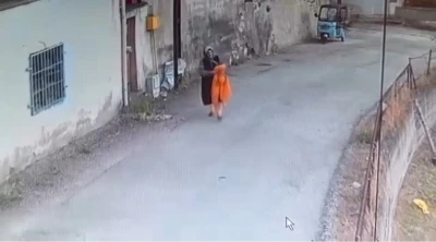 Elektrik direğindeki yatak &ouml;rt&uuml;s&uuml;n&uuml; alıp gitti
