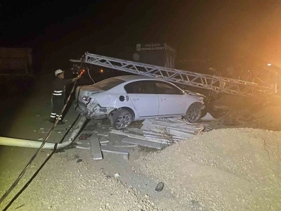 Elektrik direğine çarpan aracın motoru yerinden fırladı
