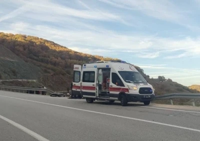 Elektrik direğine çarpan aracın sürücüsü yaralandı
