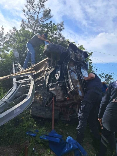 Elektrik direğine &ccedil;arpan hafif ticari ara&ccedil; devrildi: 2 yaralı
