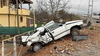 Elektrik direğine &ccedil;arpan otomobil hurdaya d&ouml;nd&uuml;
