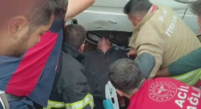 Elektrik direğine çarpıp ters dönen minibüste can pazarı yaşandı
