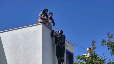 Elektrik hattı patladı, &ccedil;ıkan yangında 2 kişi mahsur kaldı
