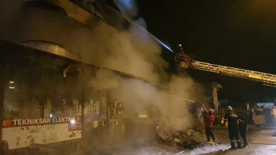 Elektrik malzemesi satan iş yerindeki yangın mahalleliyi sokağa d&ouml;kt&uuml;
