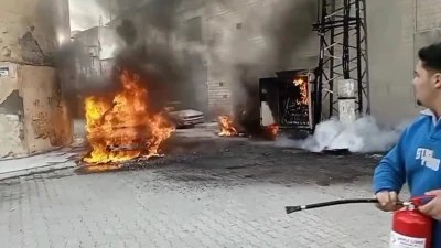 Elektrik panosu alev aldı, 3 ara&ccedil; zarar g&ouml;rd&uuml;
