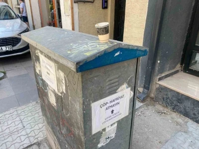 Elektrik panosunun dört bir tarafına asılan uyarılar dikkat çekti
