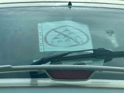Elektrik şirketi bıktırınca tepkisini otomobilinin camına astığı &ouml;zel tasarımlı afişle g&ouml;sterdi
