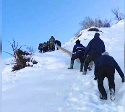 Elektrik şirketi ekipleri, kar yağışının 1 metreyi aştığı b&ouml;lgede &ccedil;alışmalarını s&uuml;rd&uuml;r&uuml;yor
