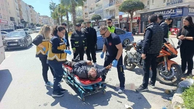 Elektrikli bisiklet ile motosikletin &ccedil;arpışma anı kamerada: 3 yaralı
