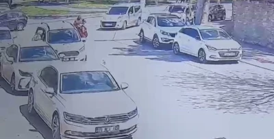 Elektrikli bisiklet park halindeki otomobile &ccedil;arptı
