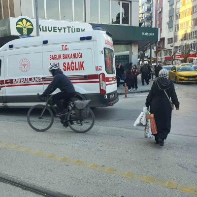 Elektrikli bisiklet, servis aracıyla &ccedil;arpıştı: 1 yaralı
